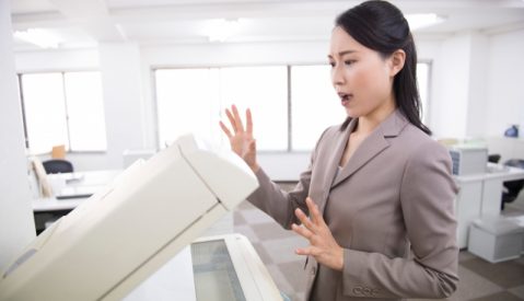 コピー機に線が入るときはどうしたらいい？原因・対処法をわかりやすく解説