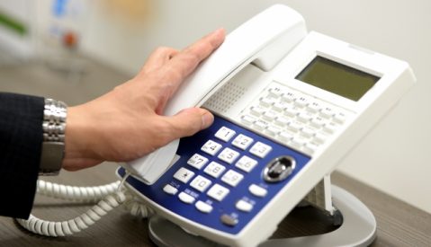 ビジネスフォンとは?仕組みや主な機能、導入するメリットなどを解説